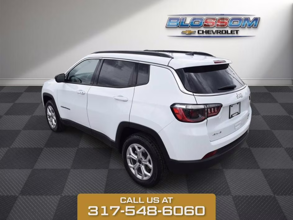 2025 Bright White Clearcoat Jeep Compass Latitude 4X4 SUV