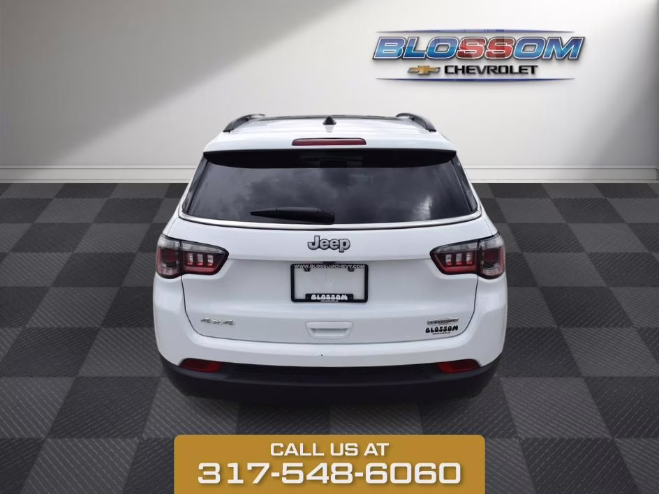 2025 Bright White Clearcoat Jeep Compass Latitude 4X4 SUV