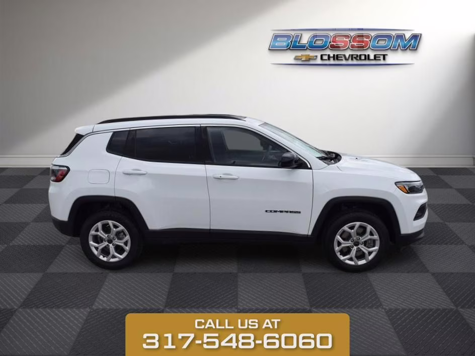 2025 Bright White Clearcoat Jeep Compass Latitude 4X4 SUV