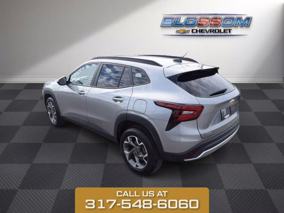 2025 Sterling Gray Metallic Chevrolet Trax LT FWD SUV