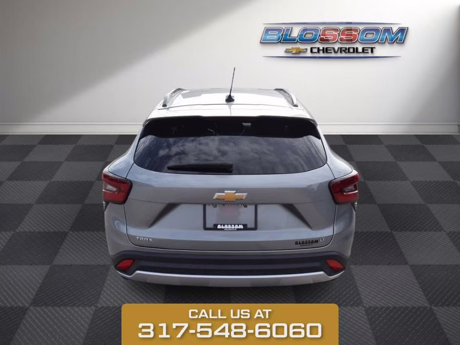 2025 Sterling Gray Metallic Chevrolet Trax LT FWD SUV