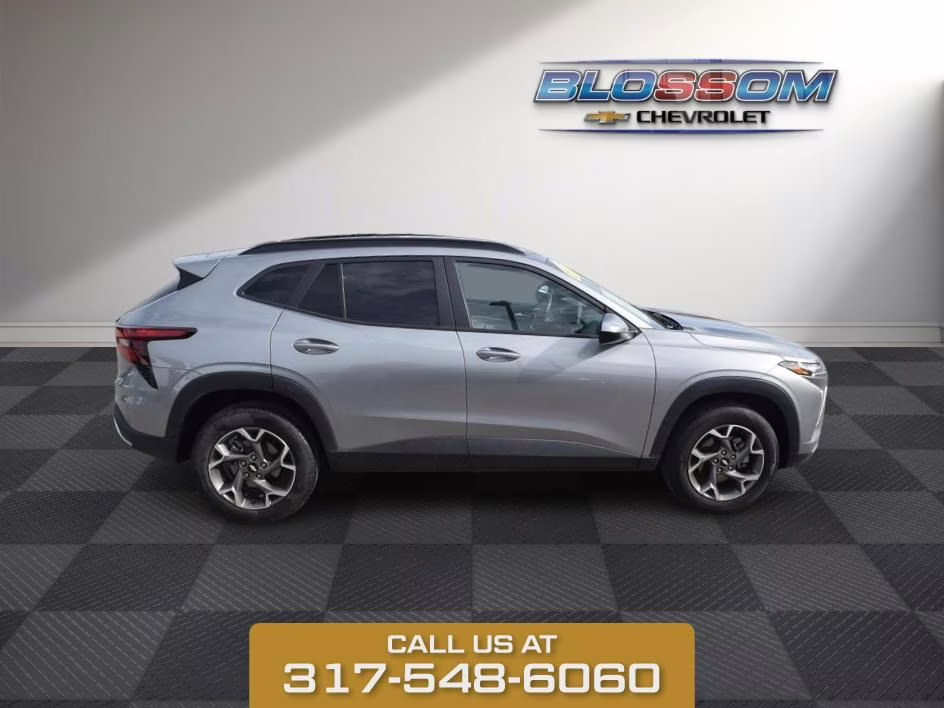 2025 Sterling Gray Metallic Chevrolet Trax LT FWD SUV
