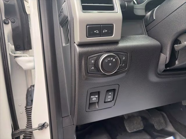 2018 White Platinum Clearcoat Metallic Ford F-150 Lariat 4X4 Truck