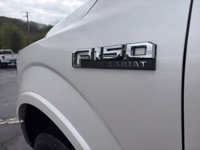 2018 White Platinum Clearcoat Metallic Ford F-150 Lariat 4X4 Truck
