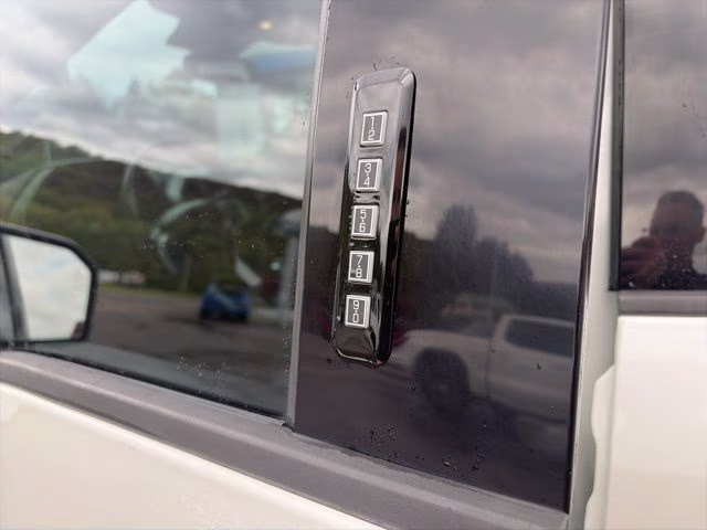 2018 White Platinum Clearcoat Metallic Ford F-150 Lariat 4X4 Truck