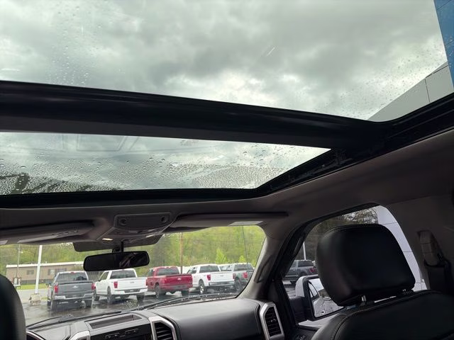 2018 White Platinum Clearcoat Metallic Ford F-150 Lariat 4X4 Truck