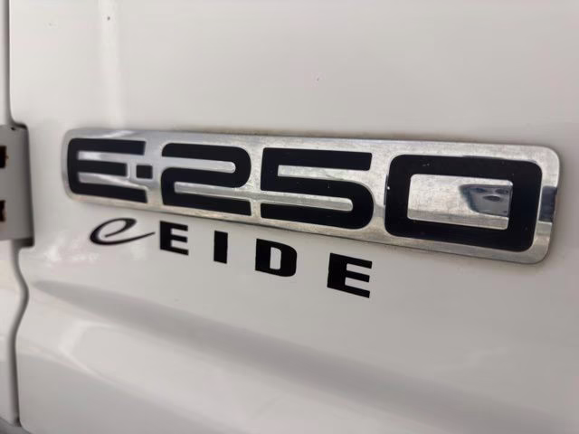 2006 Oxford White Clearcoat Ford E-250 Commercial RWD Van