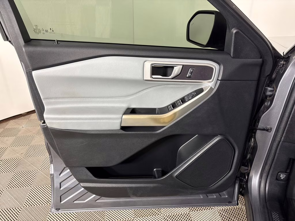 2021 Gray Metallic Ford Explorer XLT RWD SUV