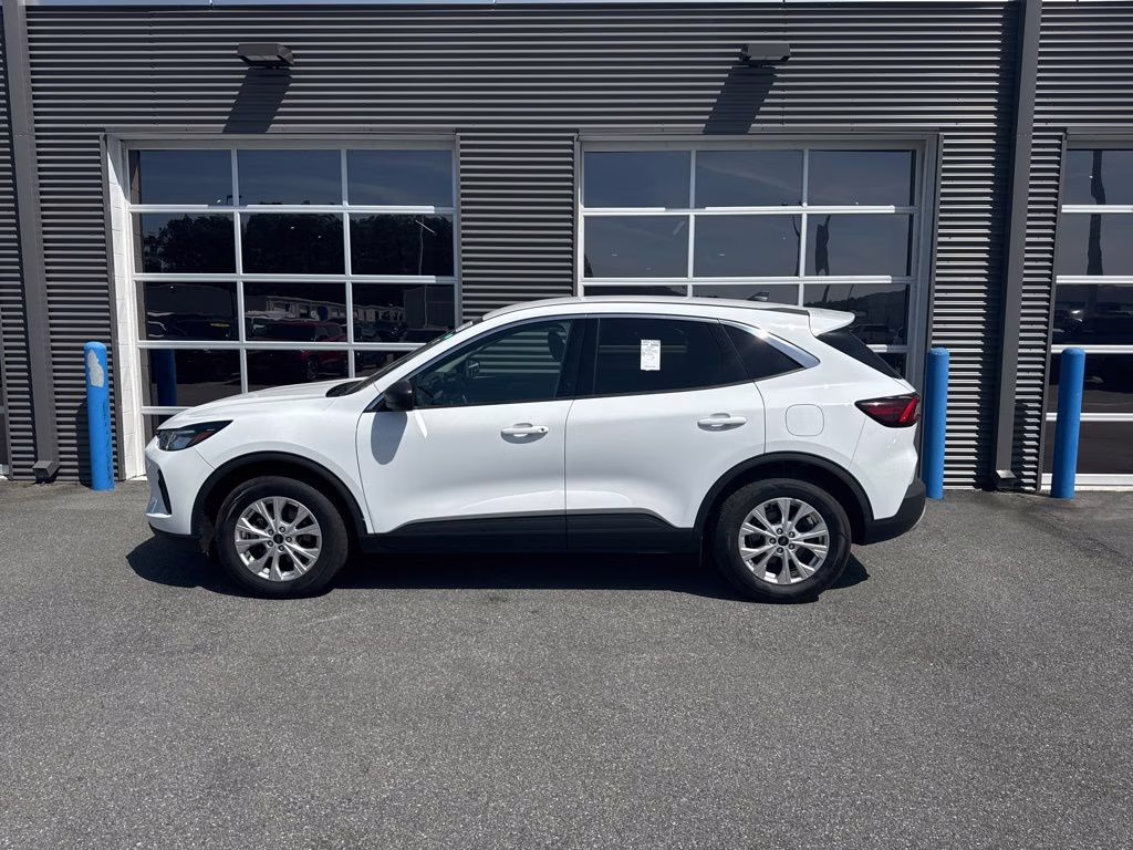 2024 Oxford White Ford Escape Active AWD SUV