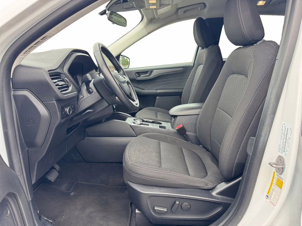 2024 Oxford White Ford Escape Active AWD SUV