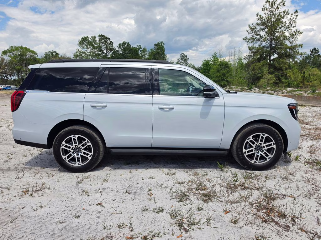 2025 Silver Metallic Ford Expedition Active RWD SUV