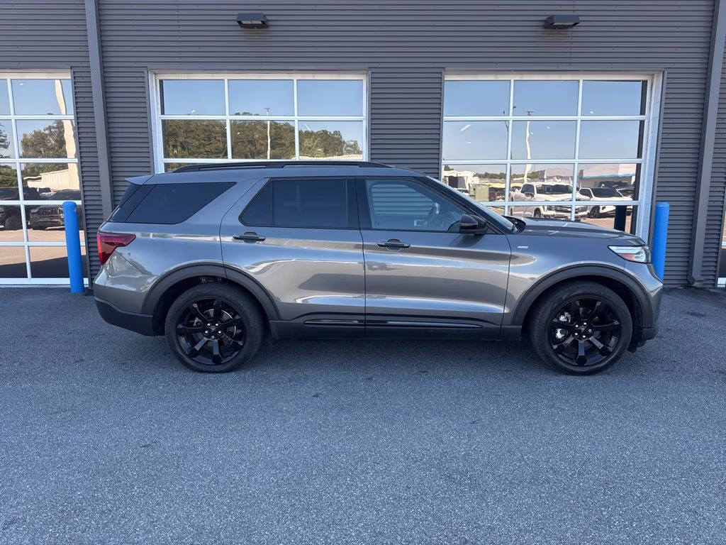 2023 Carbonized Gray Metallic Ford Explorer ST-Line RWD SUV