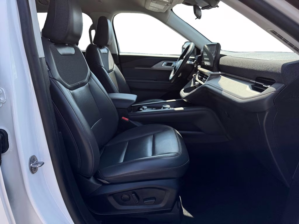 2025 Star White Metallic Tri-Coat Ford Explorer Active RWD SUV
