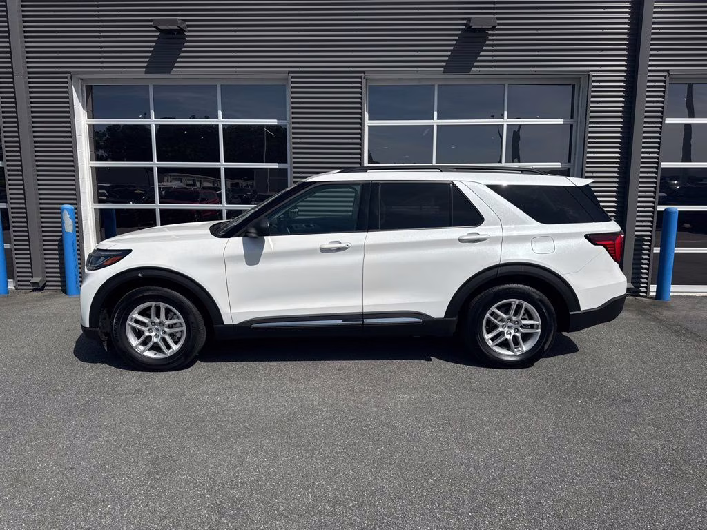2025 Star White Metallic Tri-Coat Ford Explorer Active RWD SUV
