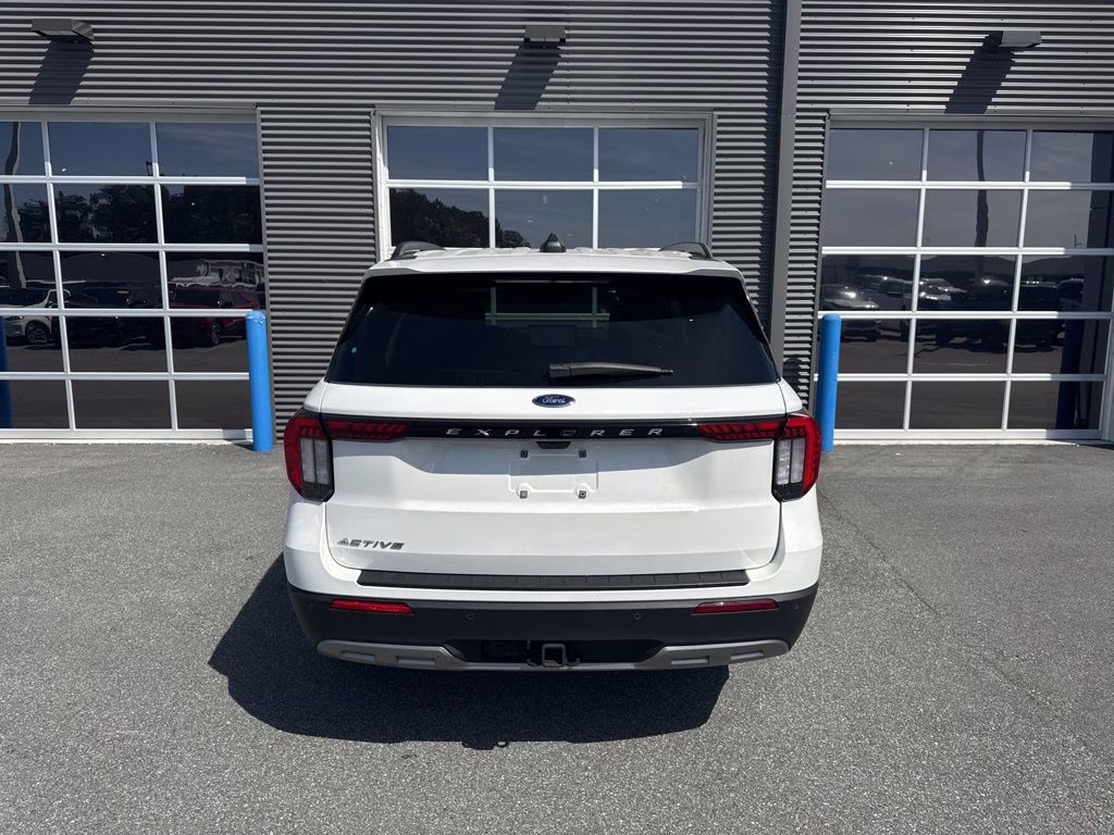 2025 Star White Metallic Tri-Coat Ford Explorer Active RWD SUV