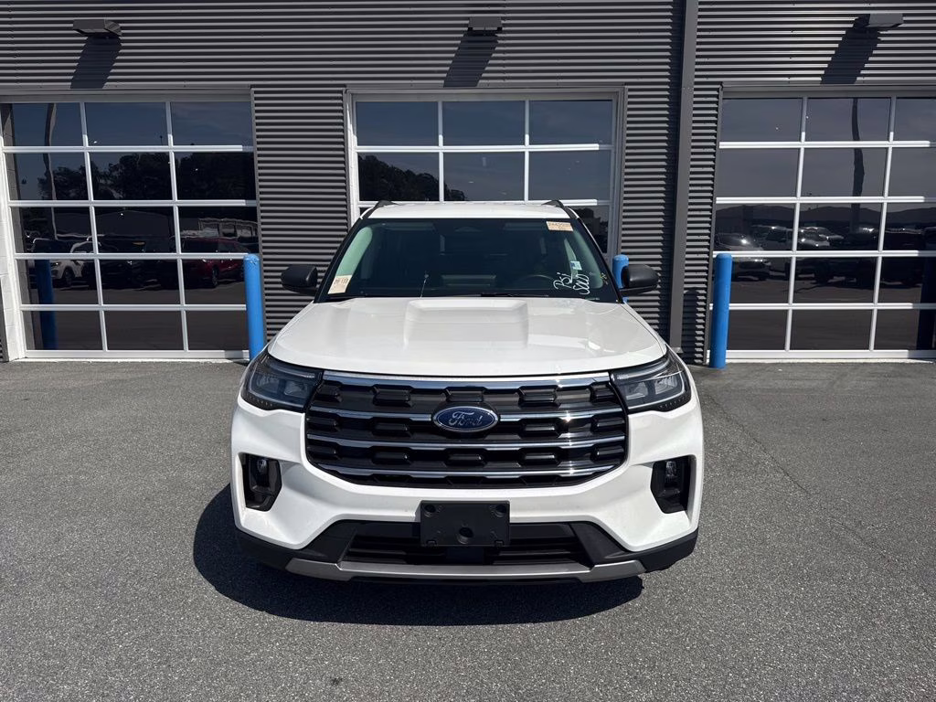 2025 Star White Metallic Tri-Coat Ford Explorer Active RWD SUV