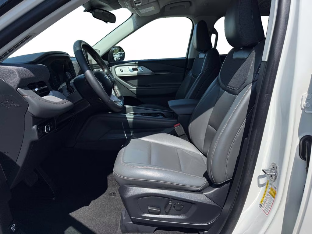 2025 Star White Metallic Tri-Coat Ford Explorer Active RWD SUV