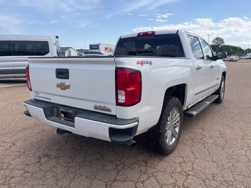 2017 Iridescent Pearl Tricoat Chevrolet Silverado High Country 4X4 Truck