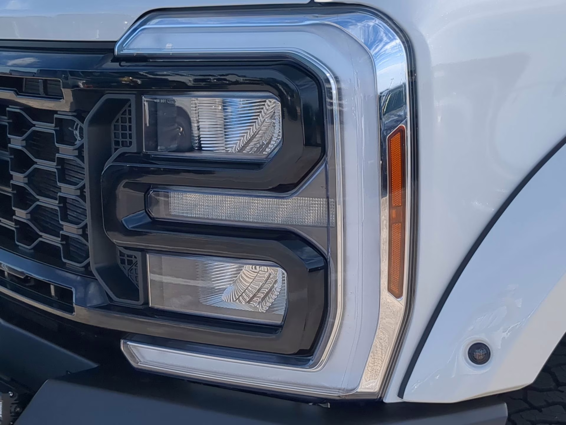 2026 Star White Metallic Tri-Coat Ford Super Duty F-250 SRW LARIAT Crew Cab Pickup 4X4 Truck