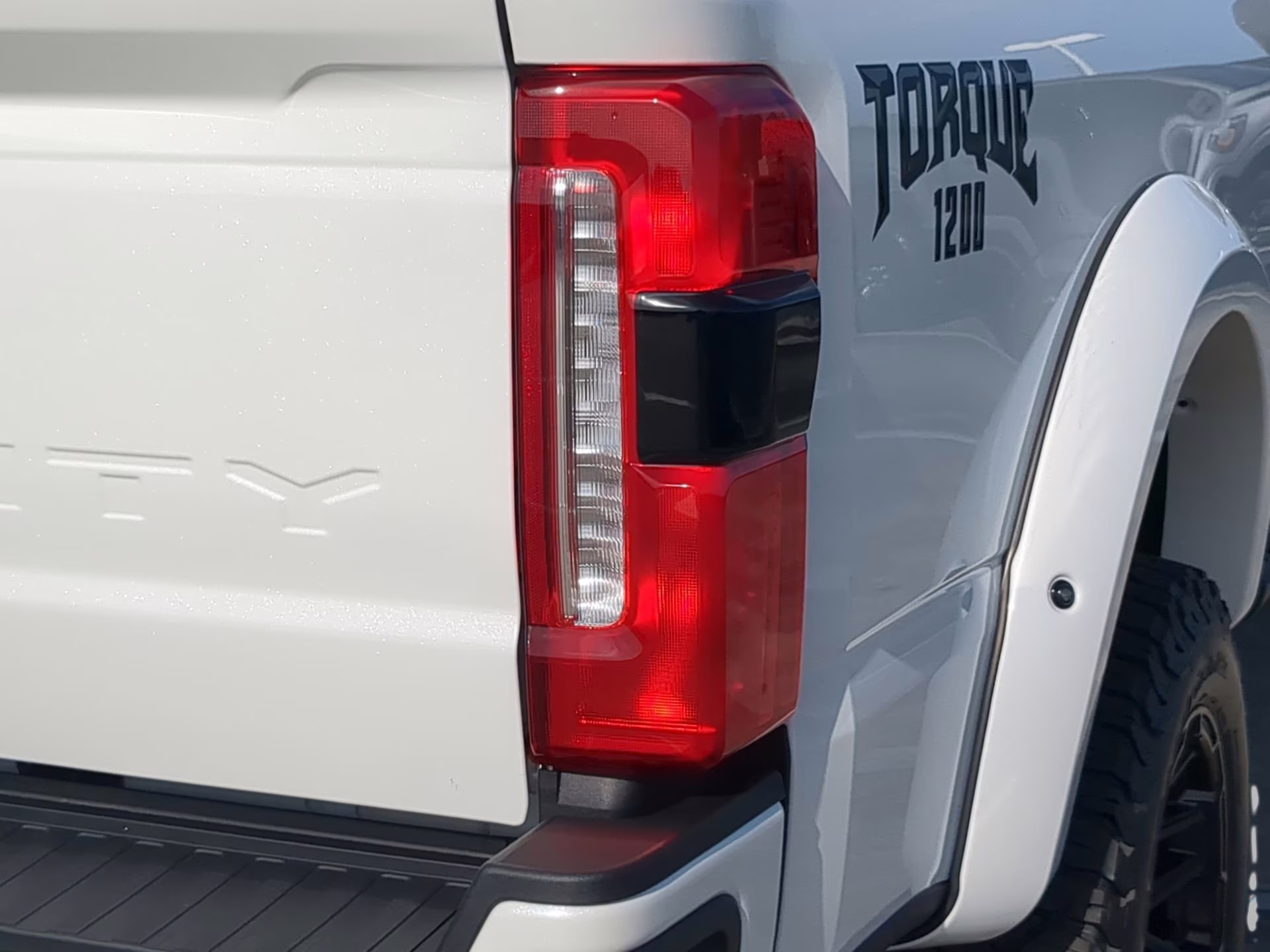2026 Star White Metallic Tri-Coat Ford Super Duty F-250 SRW LARIAT Crew Cab Pickup 4X4 Truck