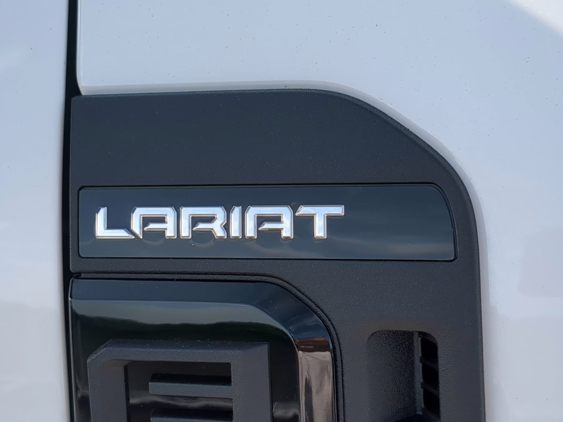 2026 Star White Metallic Tri-Coat Ford Super Duty F-250 SRW LARIAT Crew Cab Pickup 4X4 Truck
