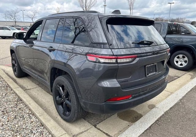 2024 Baltic Gray Metallic Clearcoat Jeep Grand Cherokee Limited 4X4 SUV