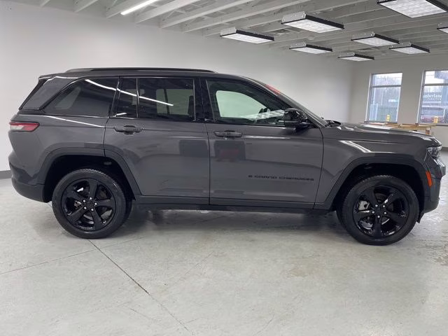 2024 Baltic Gray Metallic Clearcoat Jeep Grand Cherokee Limited 4X4 SUV
