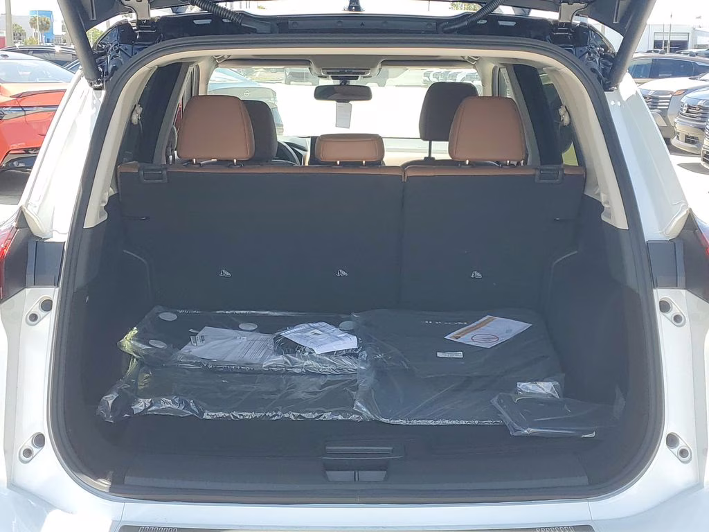 2026 Everest White Pearl/Super Black Nissan Rogue Platinum AWD SUV