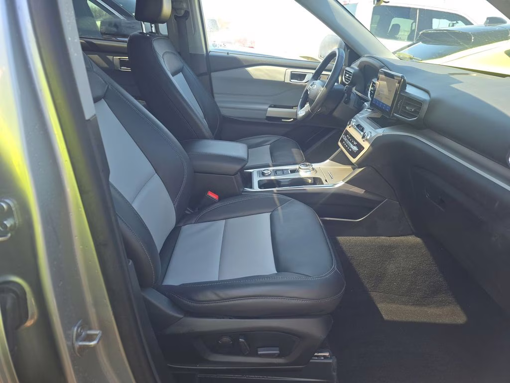 2023 Silver Metallic Ford Explorer XLT 4X4 SUV