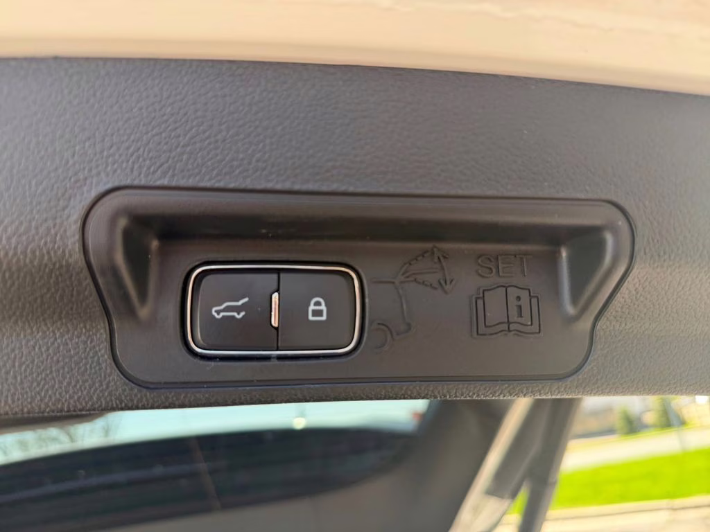 2023 White Metallic Ford Explorer Limited w/Towing / B&O Sound & Twin Panel Moonroof 4X4 SUV