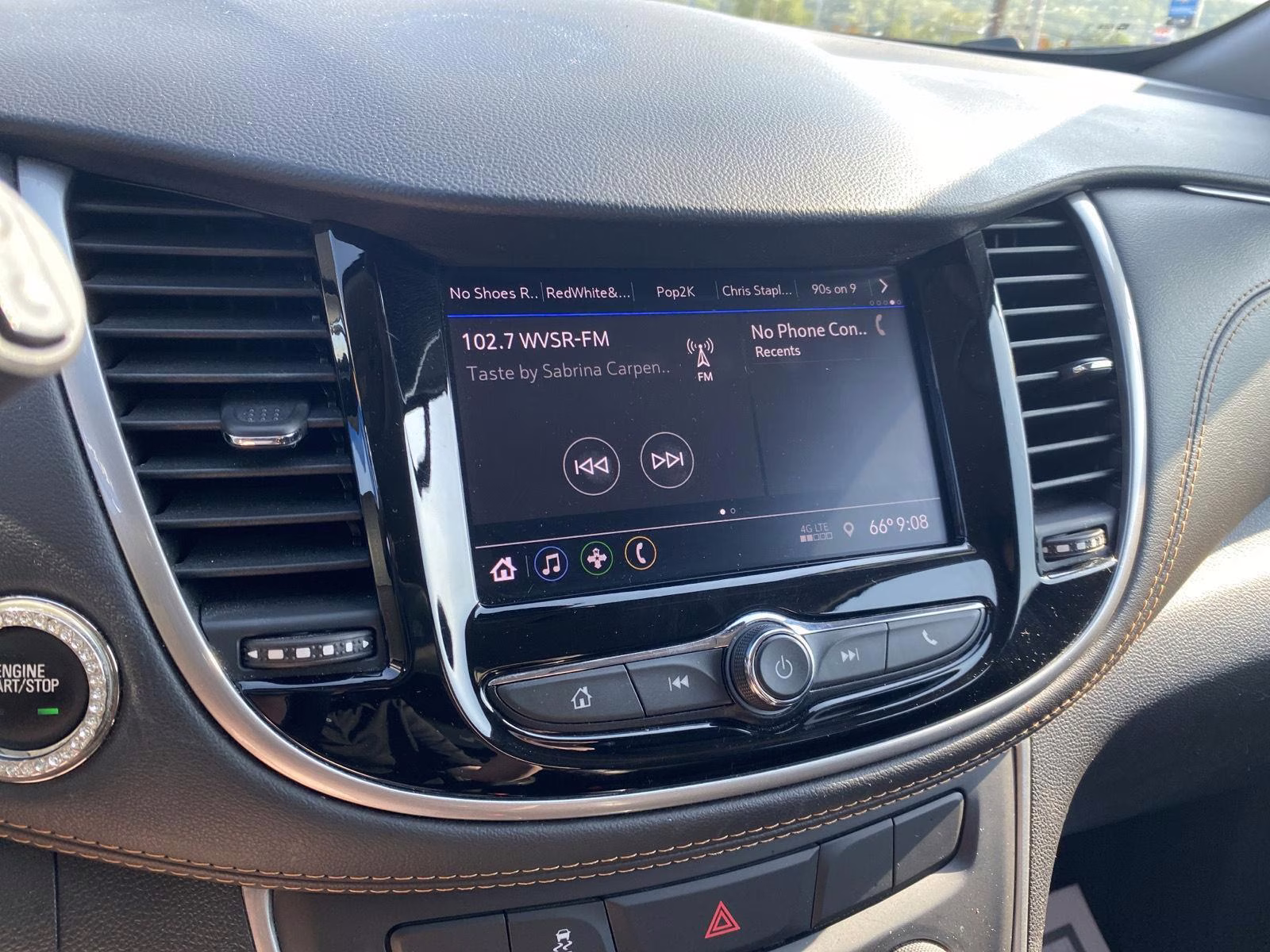 2022 Silver Ice Metallic Chevrolet Trax LT AWD SUV