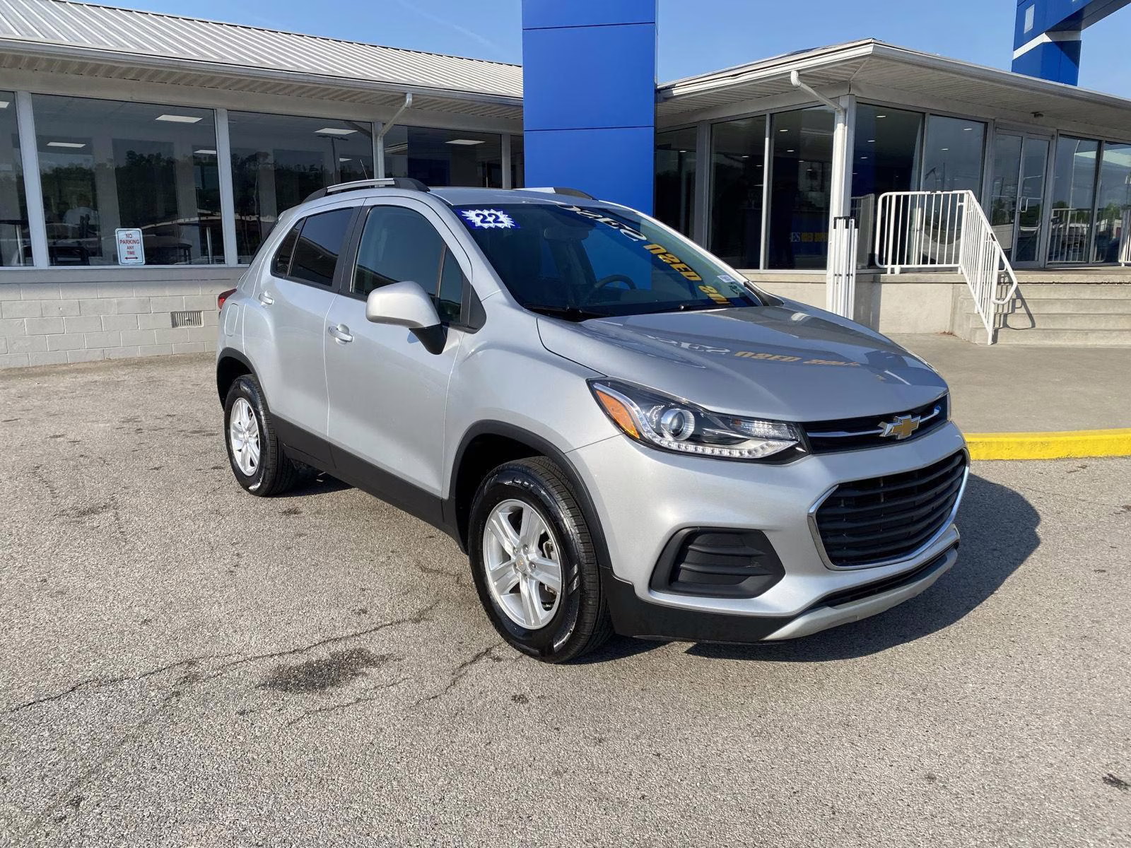 2022 Silver Ice Metallic Chevrolet Trax LT AWD SUV