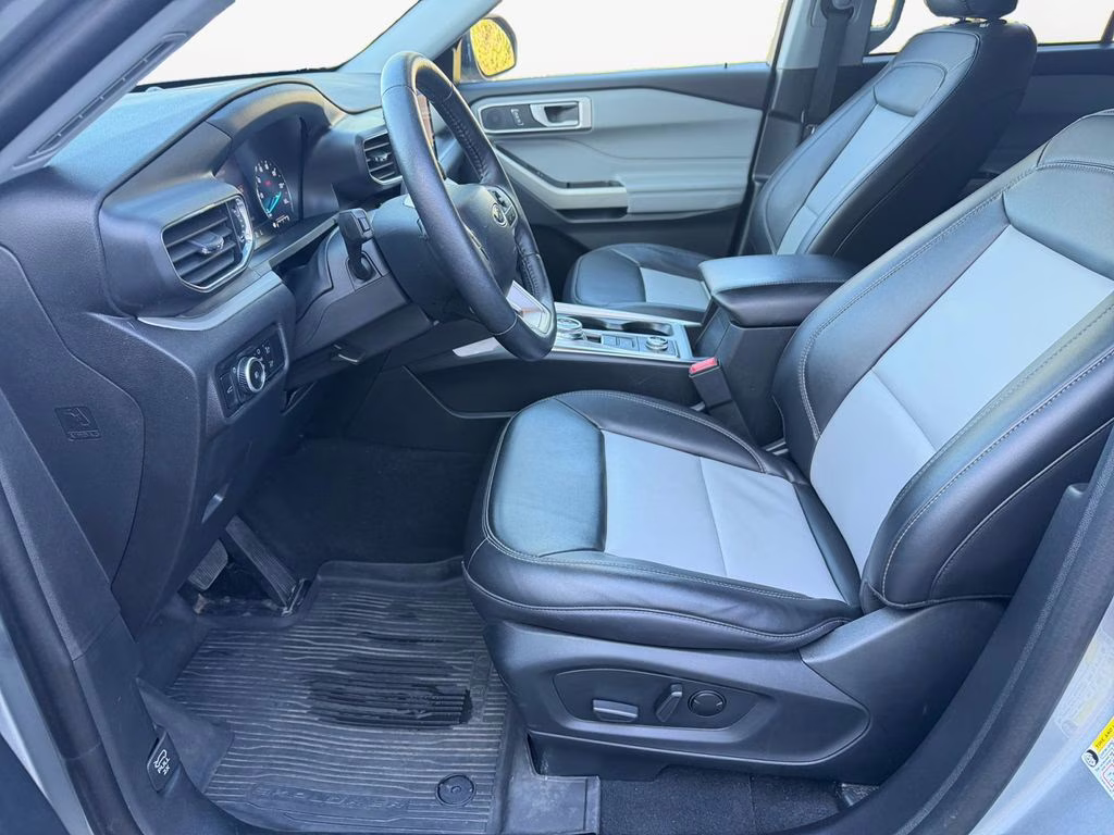 2023 Iconic Silver Metallic Ford Explorer XLT 4X4 SUV