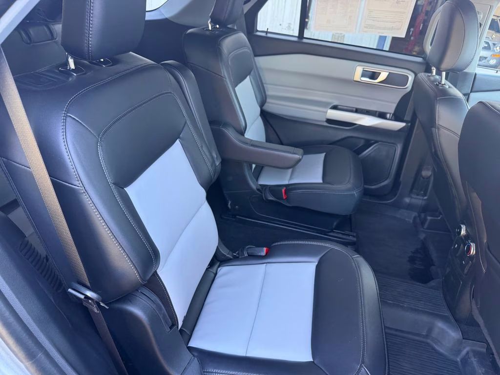 2023 Iconic Silver Metallic Ford Explorer XLT 4X4 SUV