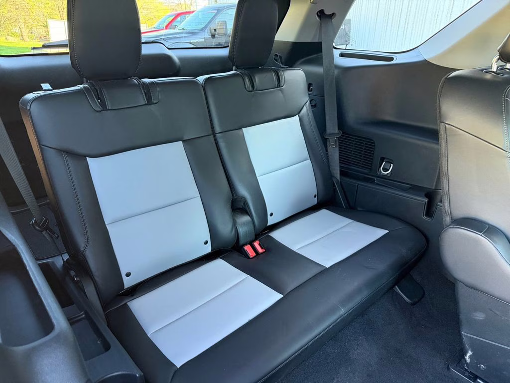 2023 Iconic Silver Metallic Ford Explorer XLT 4X4 SUV