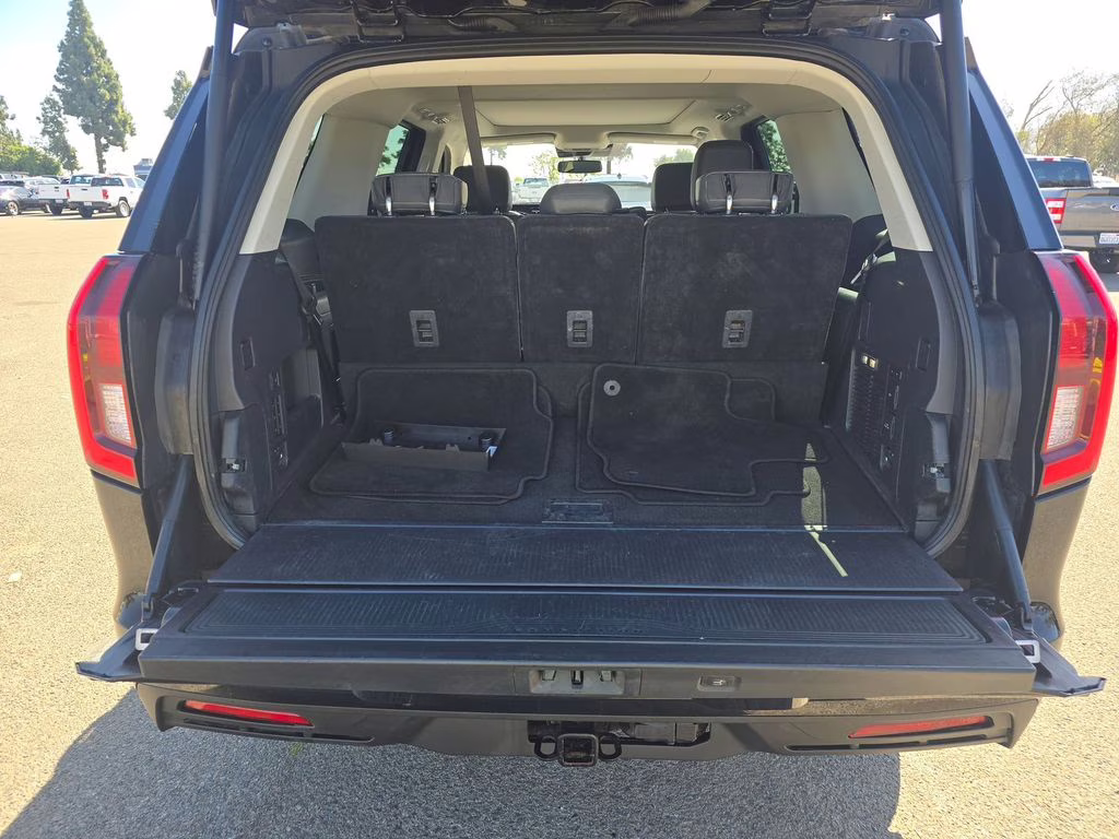 2025 Black Metallic Ford Expedition Active w/Bluecruise & Co-Pilot 360 4X4 SUV