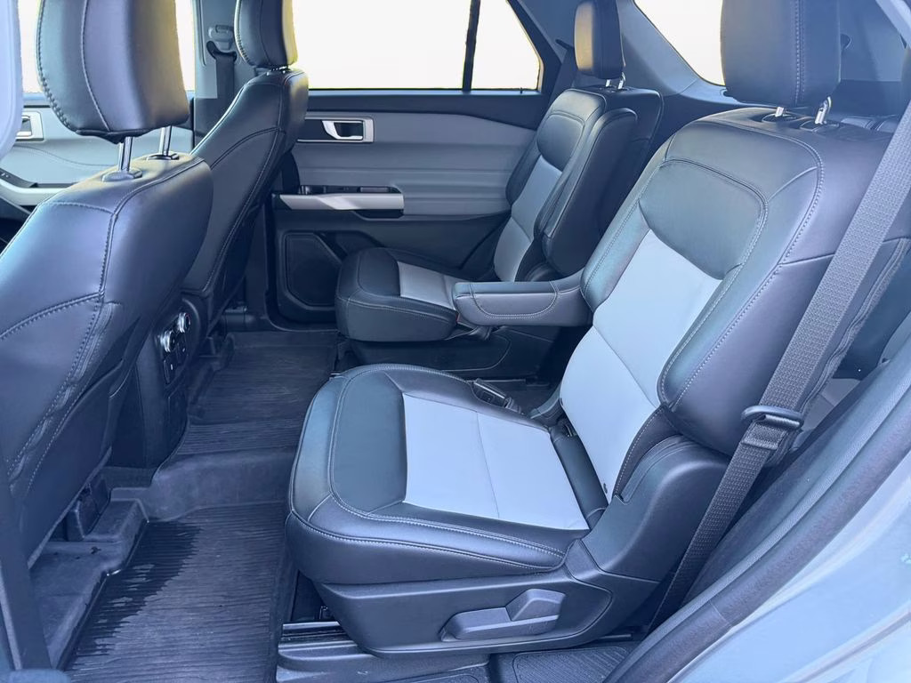 2023 Iconic Silver Metallic Ford Explorer XLT 4X4 SUV