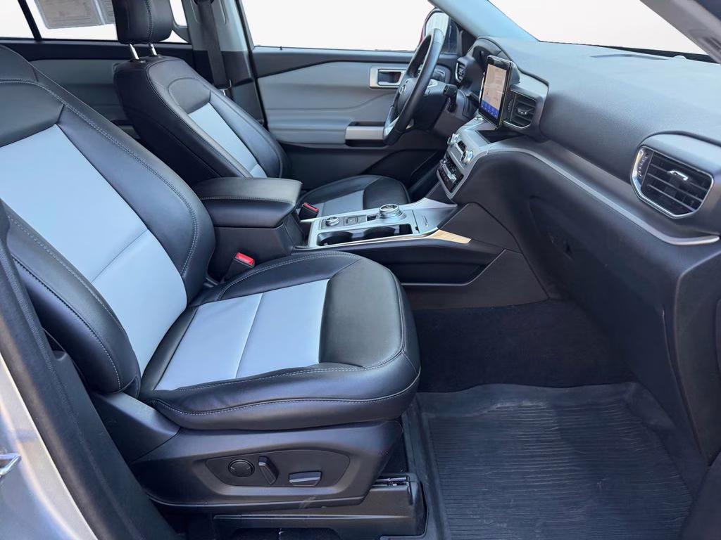 2023 Iconic Silver Metallic Ford Explorer XLT 4X4 SUV