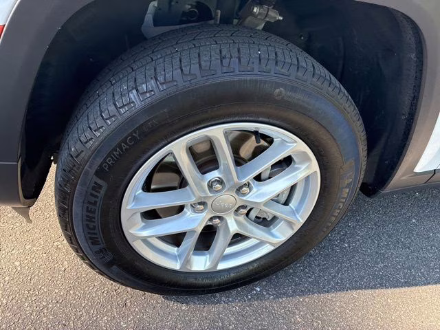 2023 Bright White Clearcoat Jeep Grand Cherokee L Laredo RWD SUV