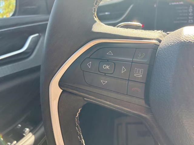 2023 Bright White Clearcoat Jeep Grand Cherokee L Laredo RWD SUV