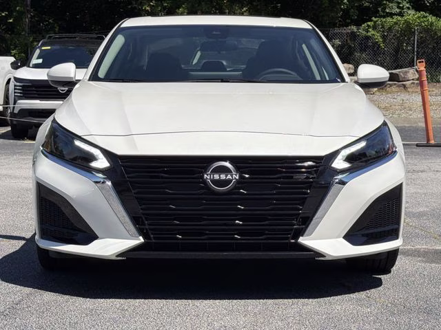 2025 Pearl White Tricoat Nissan Altima 2.5 SV FWD Sedan