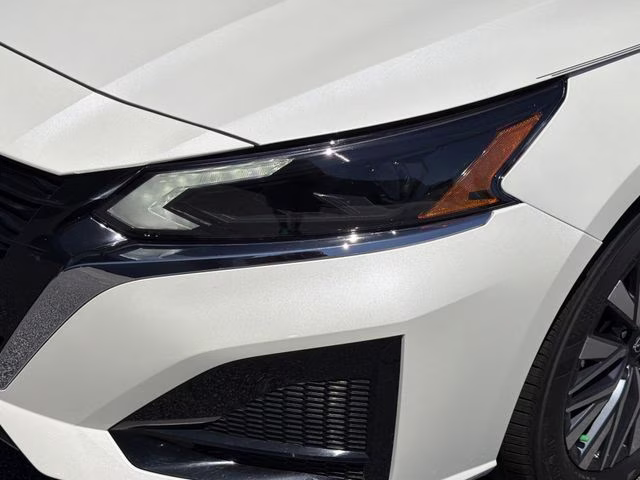 2025 Pearl White Tricoat Nissan Altima 2.5 SV FWD Sedan