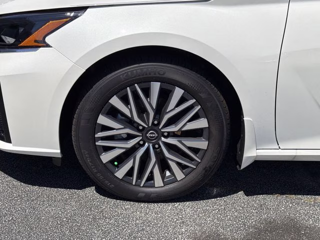 2025 Pearl White Tricoat Nissan Altima 2.5 SV FWD Sedan