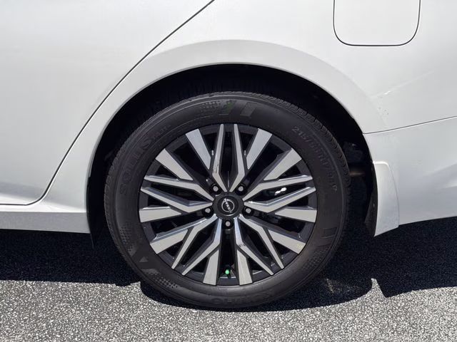 2025 Pearl White Tricoat Nissan Altima 2.5 SV FWD Sedan