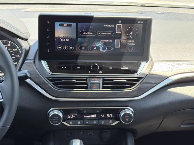 2025 Pearl White Tricoat Nissan Altima 2.5 SV FWD Sedan