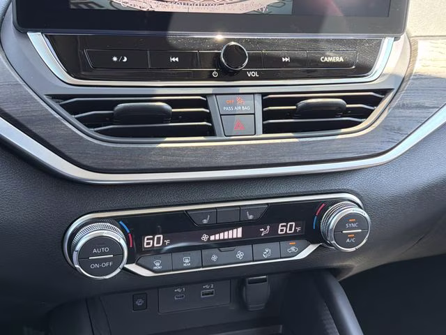 2025 Pearl White Tricoat Nissan Altima 2.5 SV FWD Sedan
