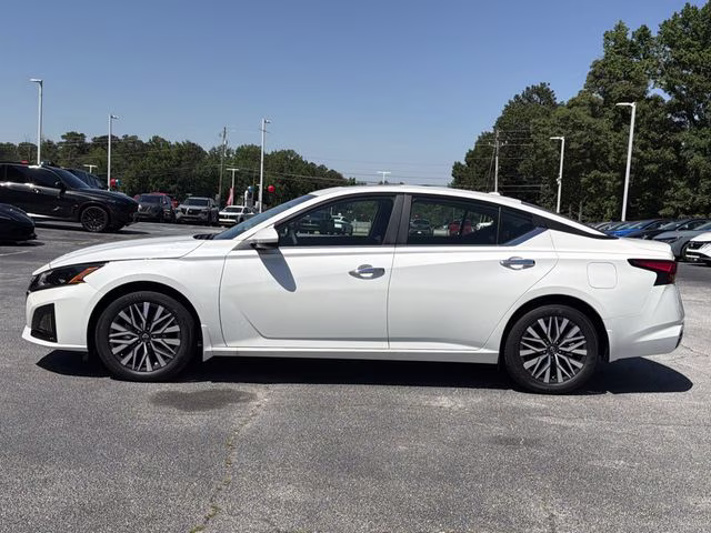 2025 Pearl White Tricoat Nissan Altima 2.5 SV FWD Sedan