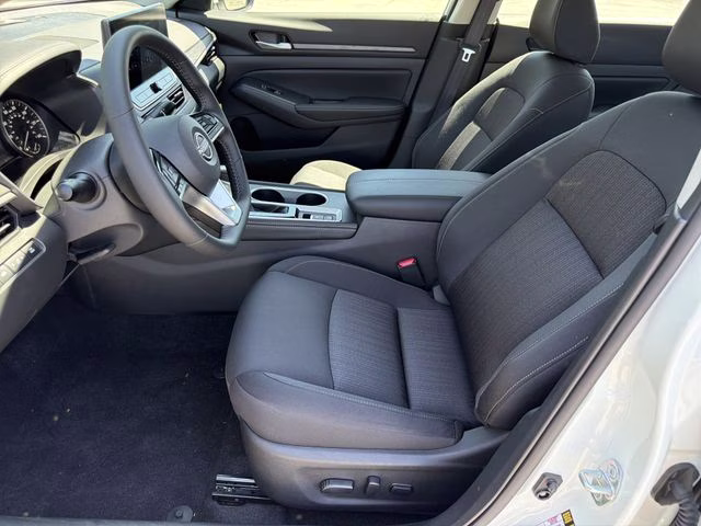 2025 Pearl White Tricoat Nissan Altima 2.5 SV FWD Sedan