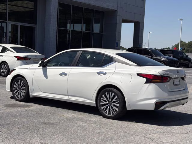 2025 Pearl White Tricoat Nissan Altima 2.5 SV FWD Sedan