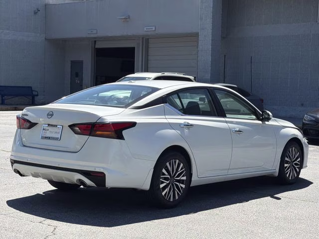 2025 Pearl White Tricoat Nissan Altima 2.5 SV FWD Sedan
